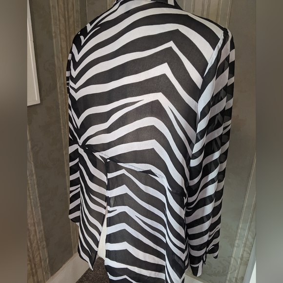 Zebra print sheer blouse perfect fo layering. In excellent condition - Picture 2 of 7